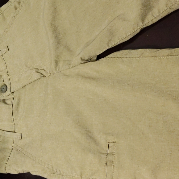 ✨50% OFF✨ Boys Levi's 511 tan moisture wicking shorts - Picture 2 of 6